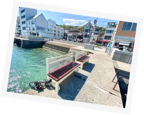 海辺にベンチが写っています