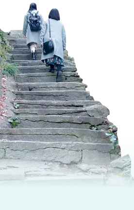 階段を女性２人